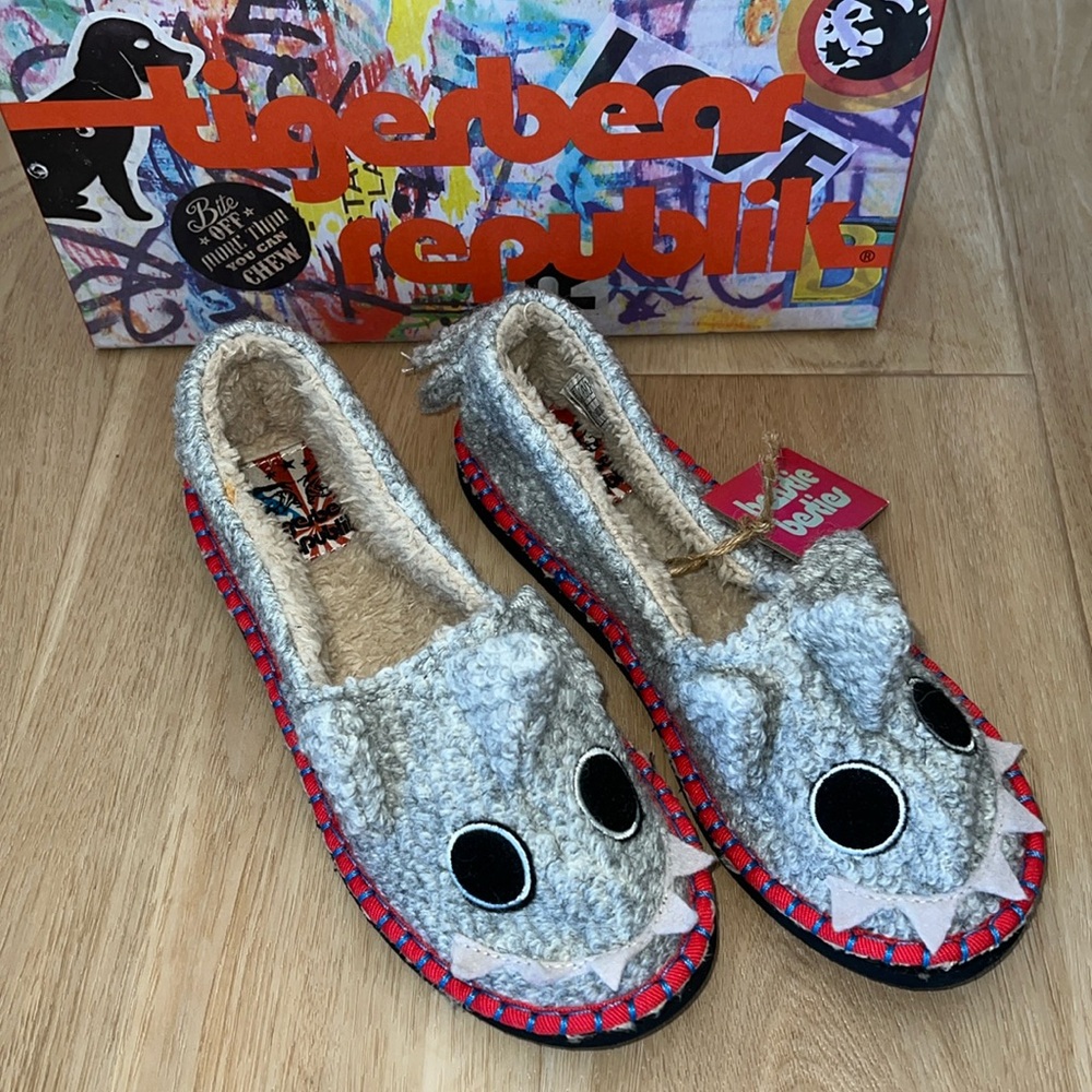 Great Gift!NIB Tigerbear Republik Women's Beastie Bestie Slippers SHTOOPID SHARK